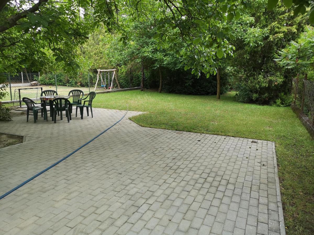 Babarczi Ueduelohaz Apartment Kiskunmajsa Exterior photo